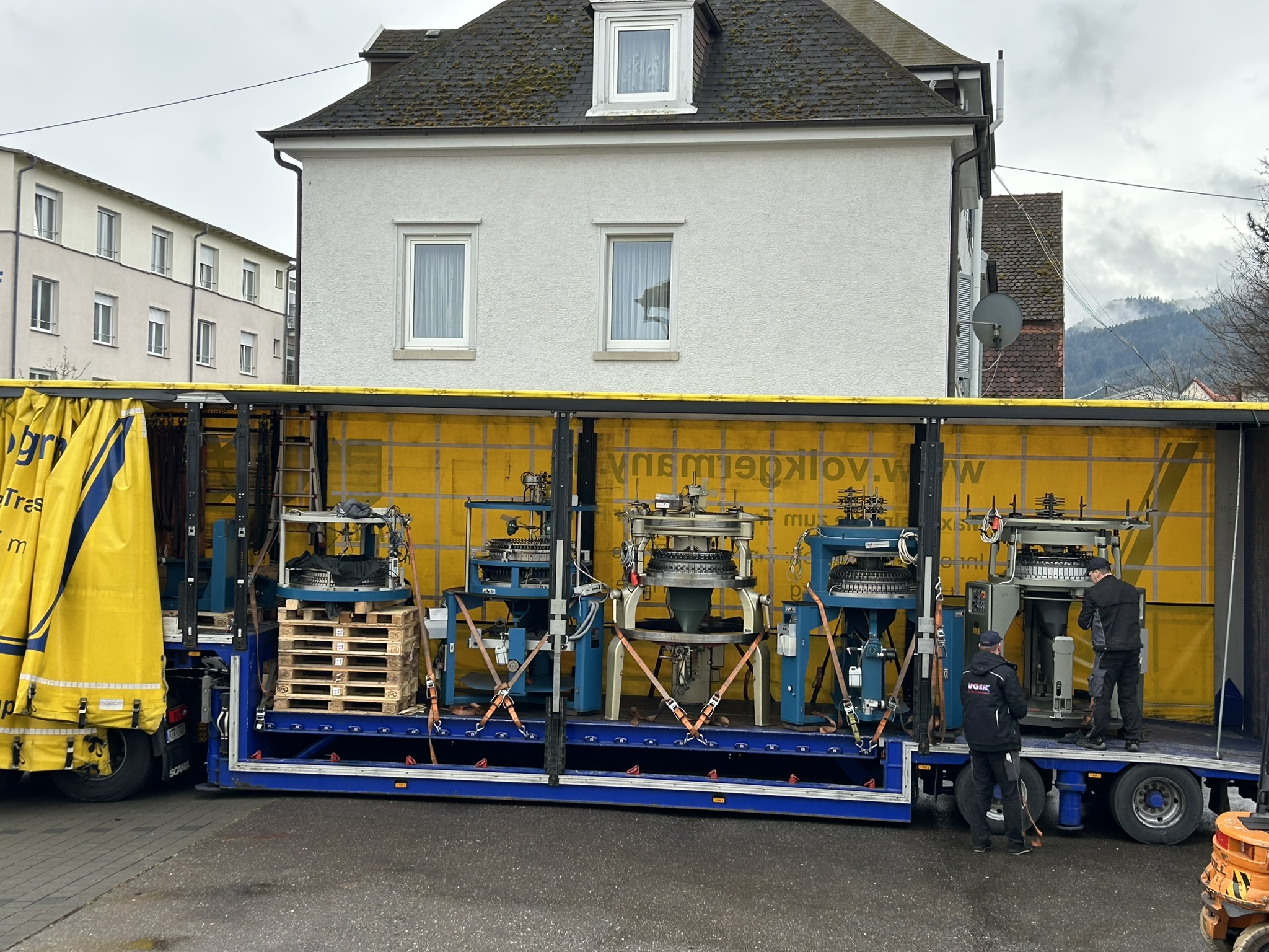 Knitting machines on the way from Balingen to Röcker + Kohler in Ofterdingen. 