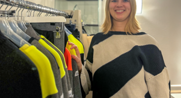 Junge Frau neben Textilien. 