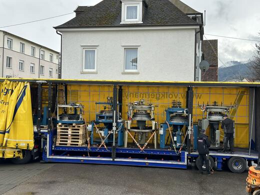 Knitting machines on the way from Balingen to Röcker + Kohler in Ofterdingen. 